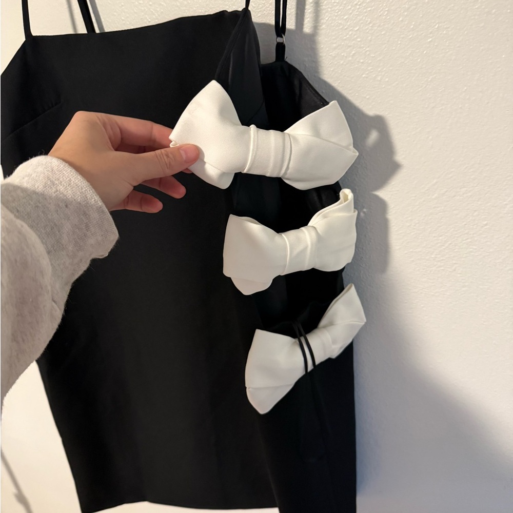 Elegant Black Dress with White Bow Accents - Picture 5 of 7